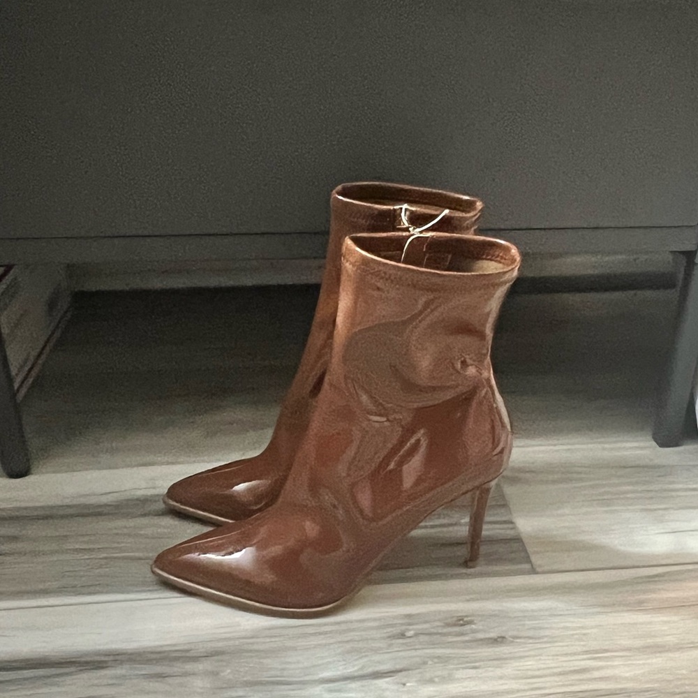 BRAND NEW STEVE MADDEN VINYL ANKLE BOOTIES